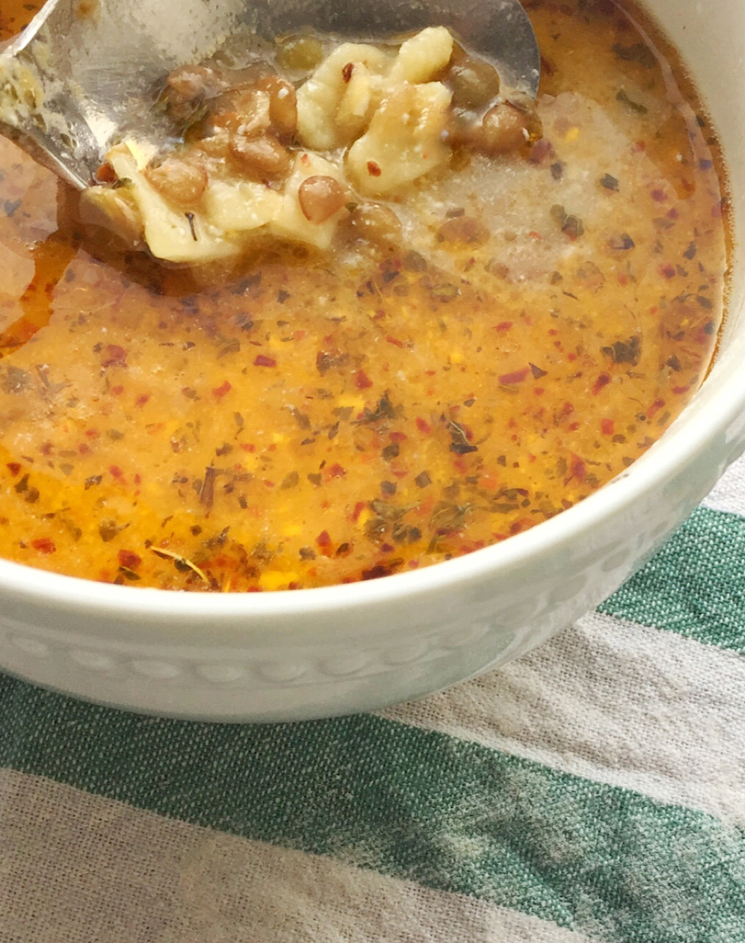 Sarımsaklı-yoğurtlu yeşil mercimek çorbası