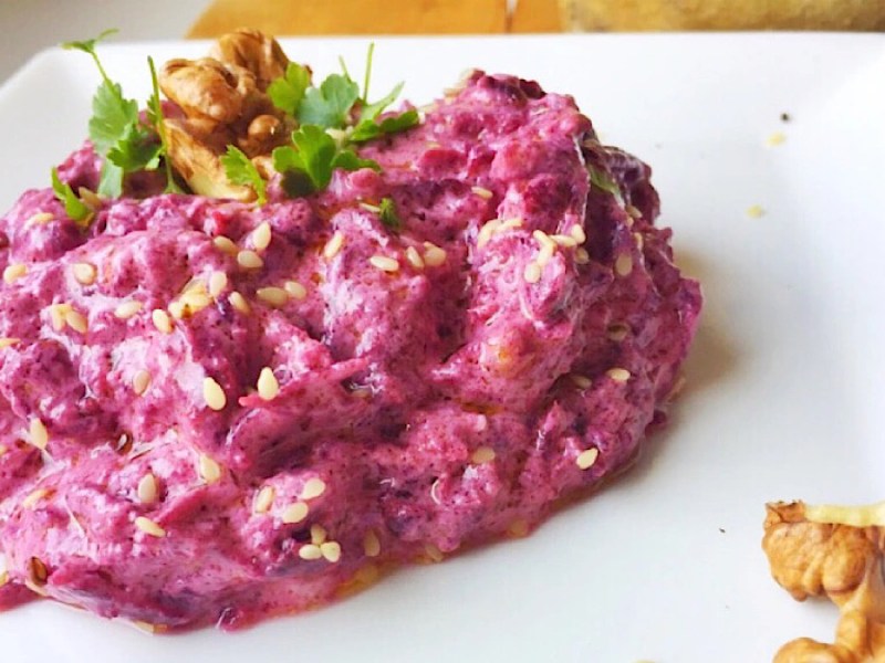 Yoğurtlu siyah havuç salatası