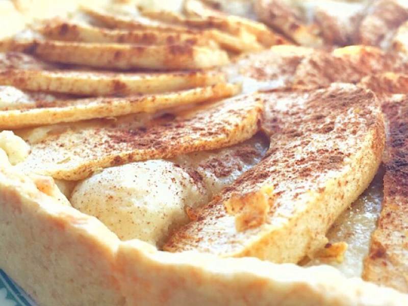 Badem ezmeli-elmalı tart
