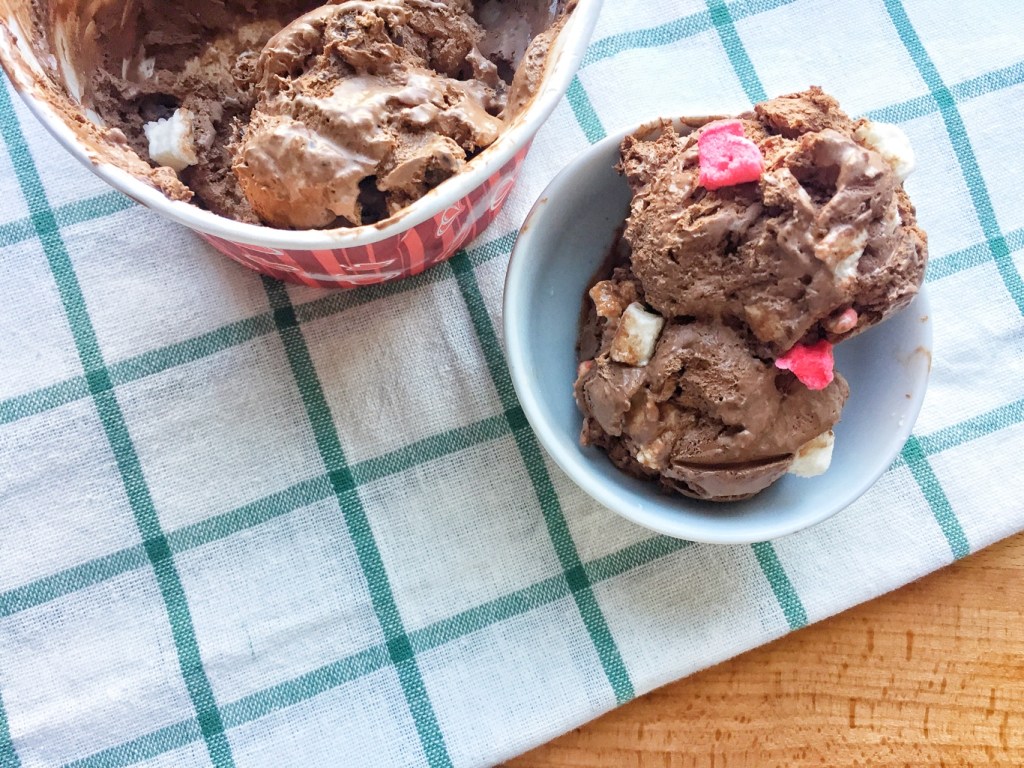 Çikolatalı ve marshmallowlu dondurma